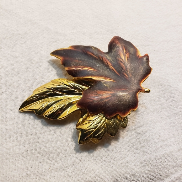 Gorgeous Vintage Goldtone 2 leaf brooch with a copper tone look to the one leaf - Picture 6 of 6